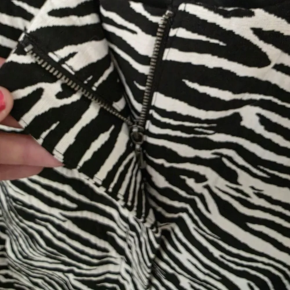 Chico's Zebra Print Jacket Size 2 (Large) Zip Up Pockets Black White Textured